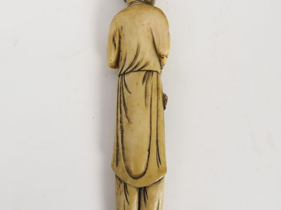 Sujet en ivoire, représentant un enfant au panier.  Chine, vers 1930. 