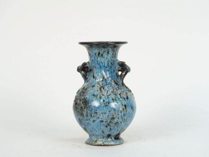 Vase ovoïde à col évasé en grès porcelaineux émaillé flammé bleu à déc