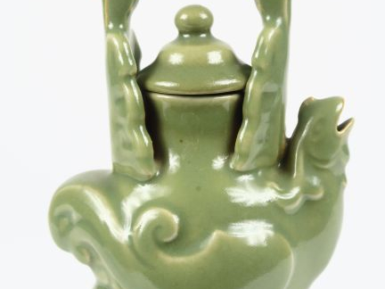 Verseuse en porcelaine et émail céladon figurant un coq chantant. Chin