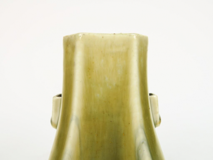 Vase de forme Hu en grès porcelaineux émaillé flammé aubergine. Chine,