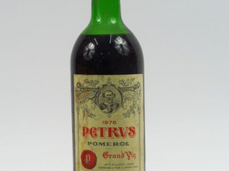 Vente aux enchères 1 BOUTEILLE CHÂTEAU PETRUS POMEROL - 1976 - HEP-MEP/ELA/ELT/CAPS CORRO