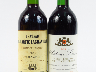 Vente aux enchères 2 BOUTEILLES de 1982 : 1 CHÂTEAU MALARTIC LAGRAVIERE GCC GRAVES  - 1 C