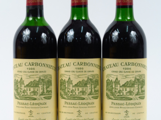 Vente aux enchères 3 BOUTEILLES CHÂTEAU CARBONNIEUX GCC GRAVES - 1986 - 2 BG/1 MEP