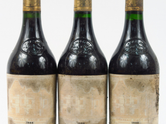 Vente aux enchères 3 BOUTEILLES CHÂTEAU HAUT BRION 1er GCC GRAVES - 1988 - 1 CM/EF