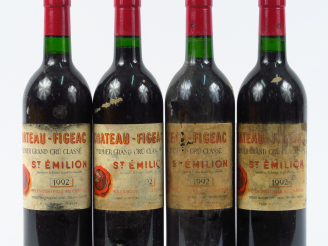 Vente aux enchères 4 BOUTEILLES CHÂTEAU FIGEAC 1er GCC ST EMILION - 1992 - EA
