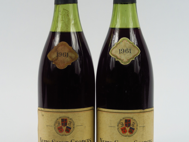 2 BOUTEILLES NUITS ST GEORGES J. THORIN - 1961 - 3 CM/4 CM/1 COLL LT