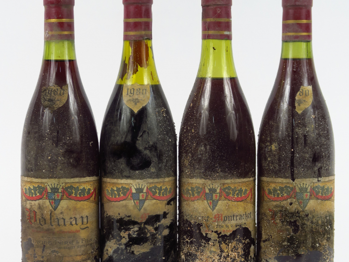 4 BOUTEILLES 1980 : 2 VOLNAY 2 CM/EA - 2 CHASSAGNE MONTRACHET 4 CM/4,5
