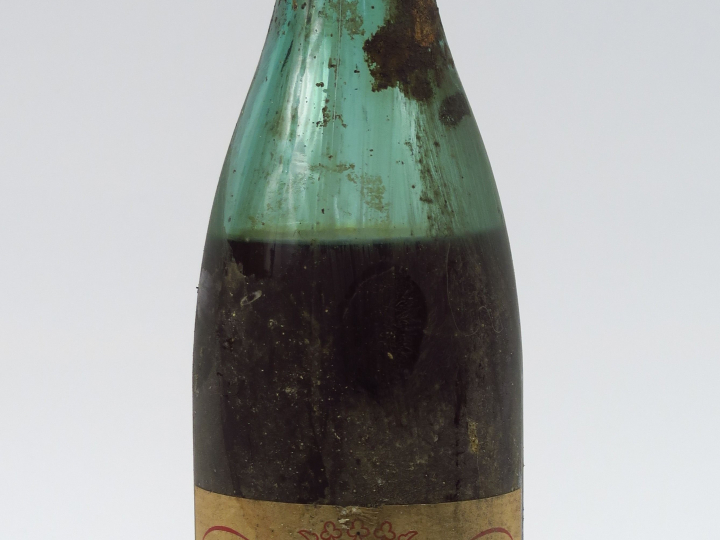 1 BOUTEILLE CLOS DES LAMBRAYS GC ANNEES 40/50 - 10 CM/CAPS AB/ES/CAPS 