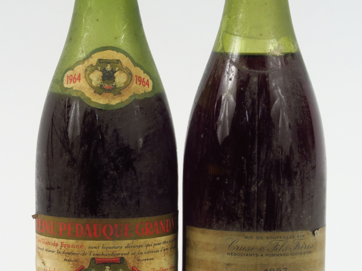 2 BOUTEILLES CLOS VOUGEOT : 1 CAVES DE LA REINE PEDAUQUE 1964 8 CM/EA 