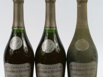 Vente aux enchères 3 BOUTEILLES CHAMPAGNE PERRIER JOUET 'BLASON DE France' - 1976 - 1 à 0