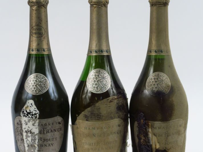 3 BOUTEILLES CHAMPAGNE PERRIER JOUET 'BLASON DE France' - 1976 - 2 à 0