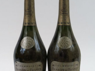 Vente aux enchères 2 BOUTEILLES CHAMPAGNE PERRIER JOUET 'BLASON DE France'
