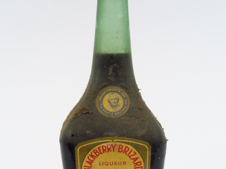 Vente aux enchères 1 VIEILLE BOUTEILLE BLACKBERRY BRIZARD LIQUEUR - BS