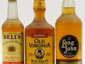 Vente aux enchères 3 BOUTEILLES : 1 LONG JOHN SCOTCH WHISKY (1 L) - 1 BELL'S SCOTCH - 1 O