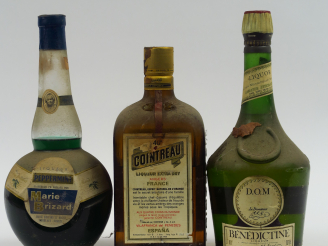 Vente aux enchères 3 BOUTEILLES : 1 COINTREAU - 1 BENEDICTINE D.O.M. - 1 LIQUEUR PEPPERMI