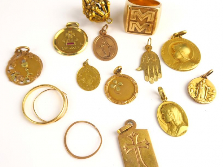 Lot de bijoux en or comprenant une chevalière, des médailles, alliance