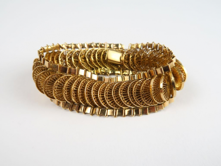 2/Bracelet en or articulé et filigrané. Poids : 49,5 g (fermoir accide