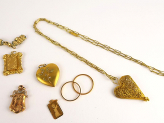 Vente aux enchères Lot d'or comprenant 3 pendentifs porte-photos, alliances, médaille, pa