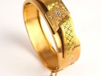 Vente aux enchères Bracelet manchette Napoléon III en or, rehaussé de perles. Poids tel :