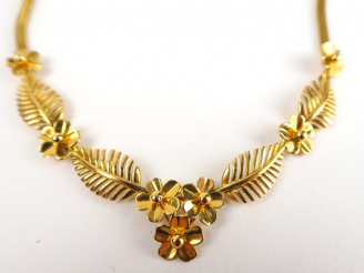 Vente aux enchères Collier en or, à décor de fleurs et de feuilles. Poids : 22,2 g (attac