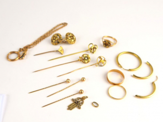 Vente aux enchères Lot d'or comprenant des épingles de cravate, parties de boucles d'orei