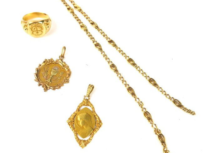 Deux médailles religieuses, chevalière et collier accidenté en or. Poi