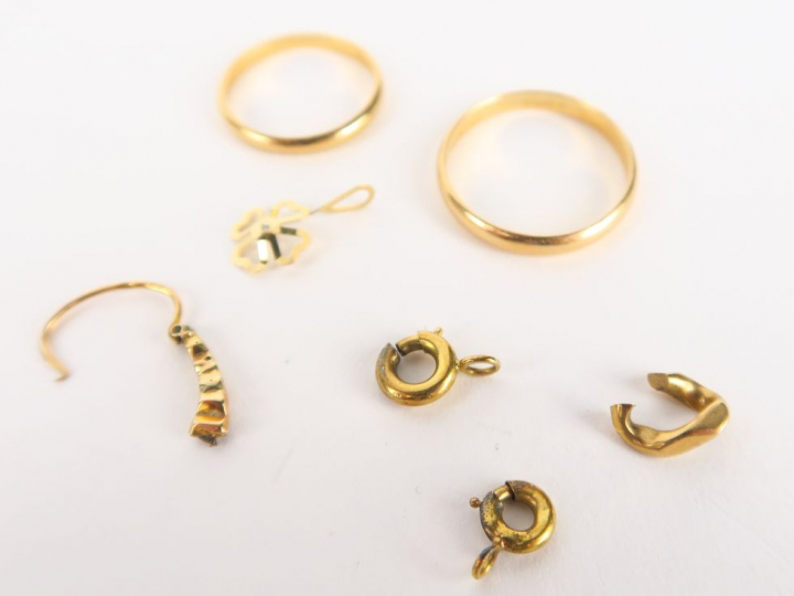 Lot d'or dont deux alliances. Poids : 6,2 g