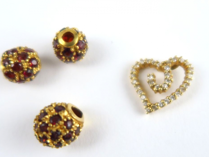 Pendentif en or en forme de cœur, pierres d'imitation, on y joint troi