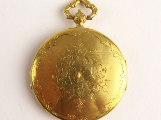 Vente aux enchères Pendentif porte photo en or gravé de rinceaux fleuris. Poids : 5,17 g