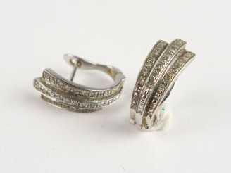 Vente aux enchères Perce oreilles en or blanc. Poids : 4,7 g