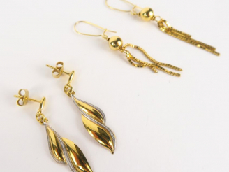 Vente aux enchères Deux paires de boucles d'oreilles en or. Poids : 4,7 g