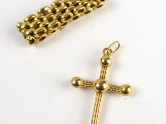 Vente aux enchères 14/ Bague articulée et croix en or. Poids : 4,9 g