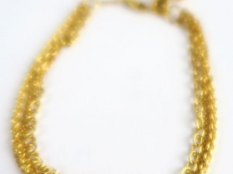 Vente aux enchères Bracelet en or bas titre, quatre chaines rassemblées. Poids tel : 3,4 