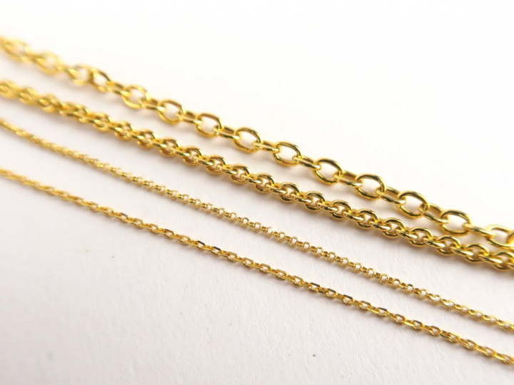 Bracelet en or bas titre, quatre chaines rassemblées. Poids tel : 3,4 