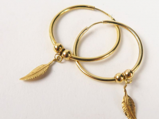 Vente aux enchères Créoles en or bas titre à décor de perles et de plumes. Poids : 1,40 g