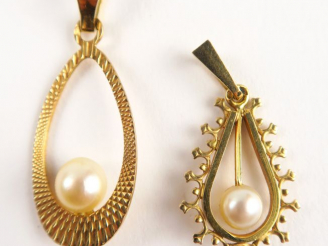 Vente aux enchères Deux différents pendentifs en or orné de perles. Poids tel : 4,8 g