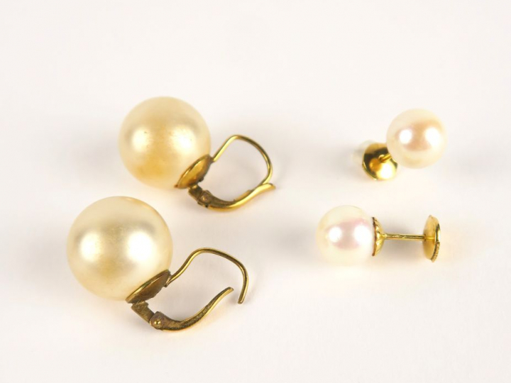 Deux paires de boucles d'oreilles en or et perles d'imitation.