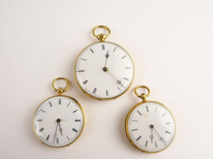 Montre de gousset et deux montres de col. Poids tel : 105,9