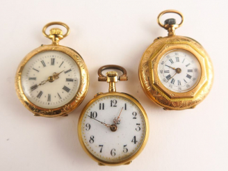 Vente aux enchères Trois montres de col en or. Poids tel : 48 g