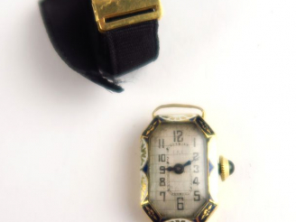 Vente aux enchères Montre de dame en or, cadran émaillé blanc et bleu, poussoir orné d'un