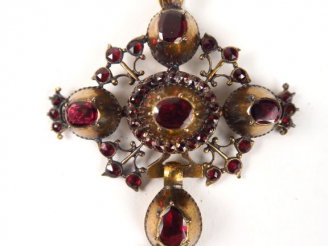 Vente aux enchères Croix badine en or et grenats. Poids tel : 13,9 g