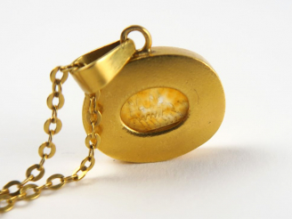 Vente aux enchères Collier en or composée d'une chaine retenant un pendentif avec une int