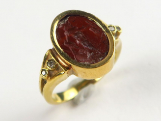 Vente aux enchères Bague ornée d'une intaille antique (accidentée). Poids tel : 6 g