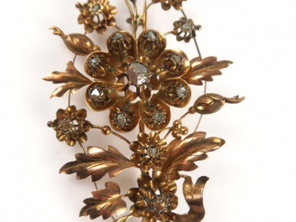 Vente aux enchères Broche Napoélon III en forme de branchage fleuri, serti de roses. Poid
