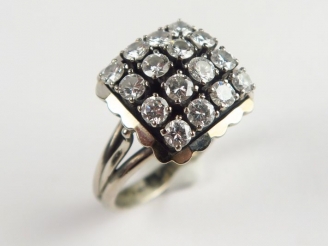 Vente aux enchères Bague Art Déco en or blanc ou platine ornée d'un pavage de 16 diamants