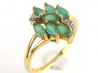 Vente aux enchères Bague ornée de petites émeraudes de forme navette et de diamants taill