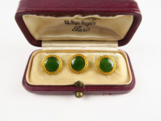 Vente aux enchères Trois boutons de col en or et jade. Poids tel : 6,3 g