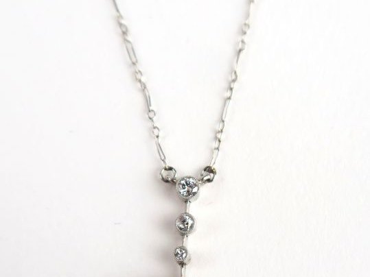 Collier en or blanc, chaine retenant un diamant taille ancienne de 0,6