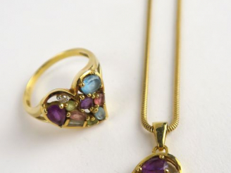 Vente aux enchères Bague en forme de cœur en or et pierres de couleurs, et son collier et