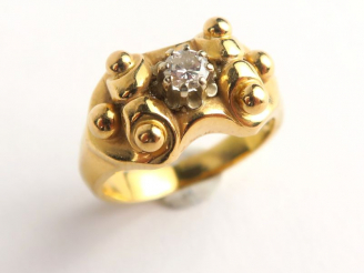 Vente aux enchères Bague en or ornée en son centre d'un petit diamant. Poids tel : 5,6 g